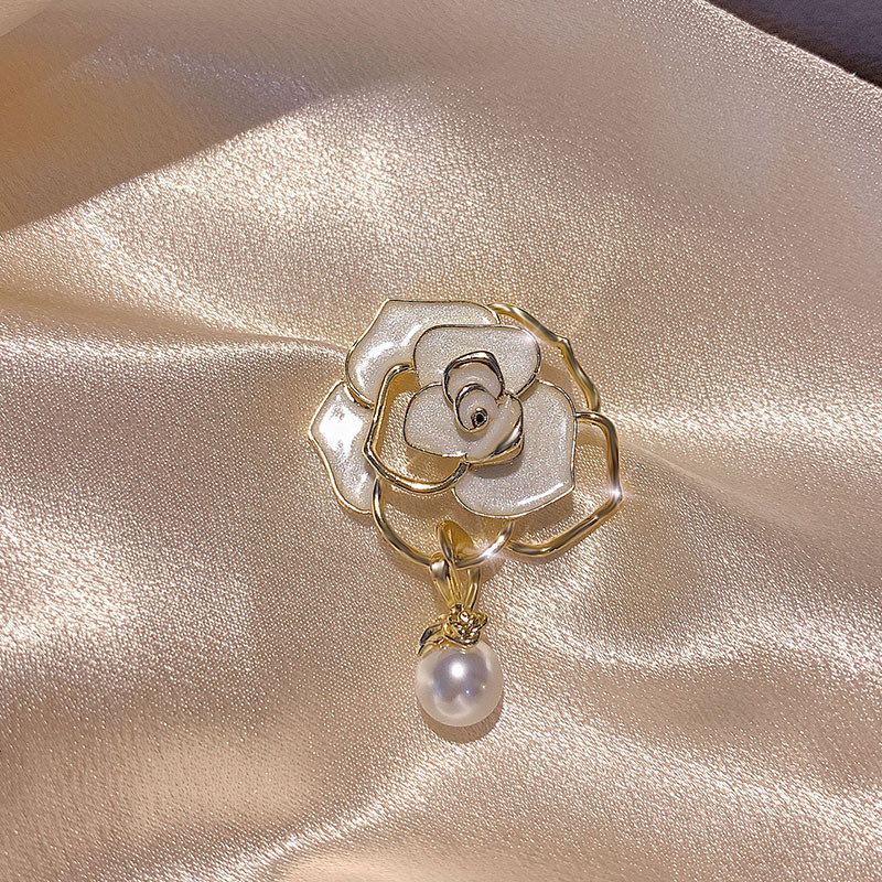 Elegant White Black Camellia F - Body Jewelry Websites 评论和价格