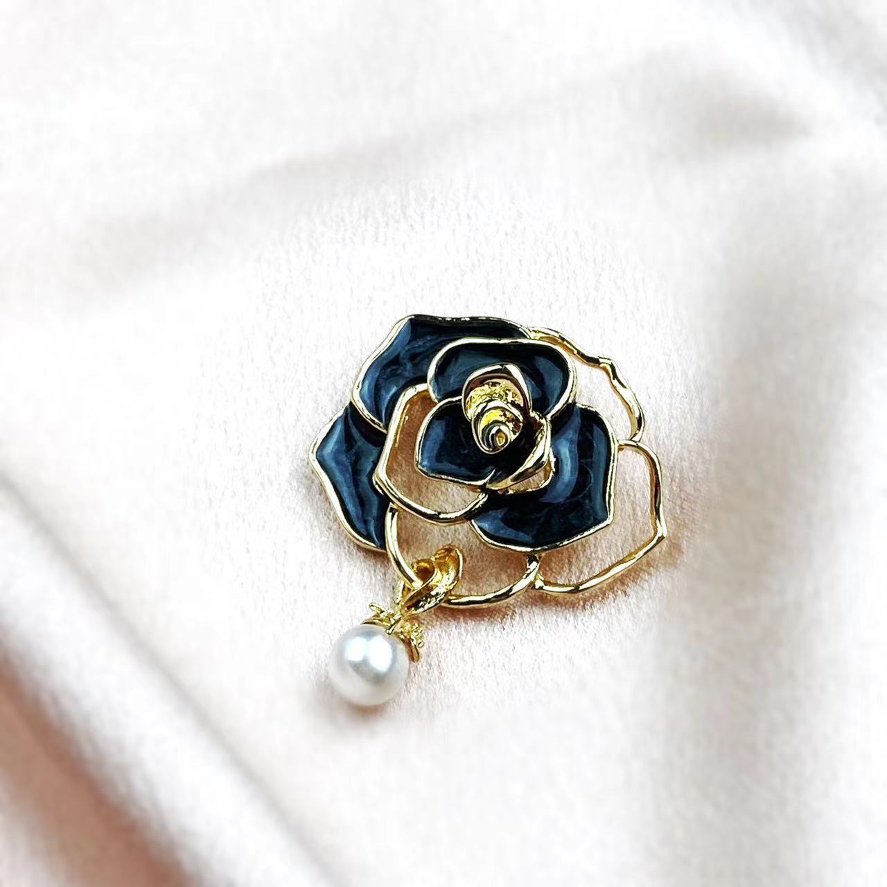 Elegant White Black Camellia F - Body Jewelry Websites 评论和价格